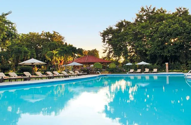 Hotel El Embajador piscina